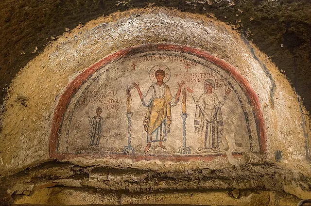 Ein frühchristliches Fresko mit zwei stehenden Heiligen in einem Bogen der Katakomben San Gennaro, Neapel