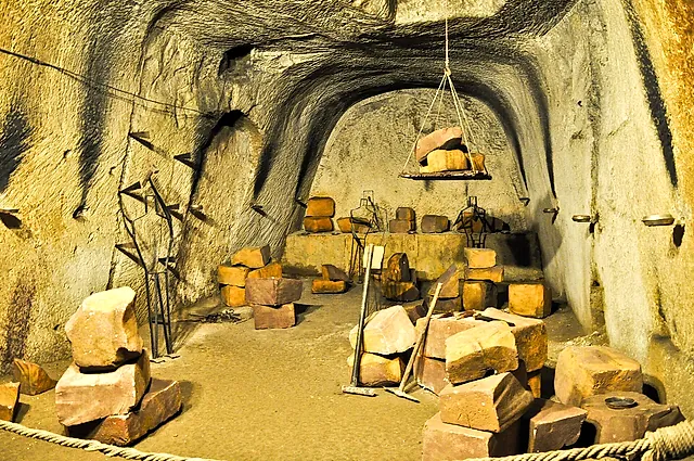 Ricostruzione di una cava di tufo con blocchi e attrezzi nel sottosuolo di Napoli