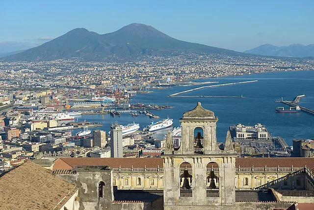 Il Golfo di Napoli e il Vesuvio visti da Castel Sant'Elmo, con la Certosa di San Martino in primo piano