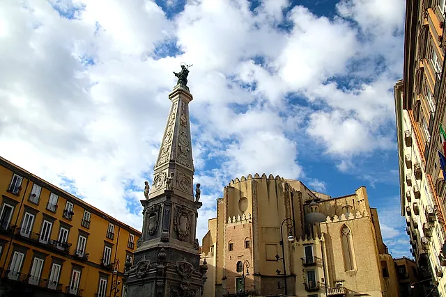 Der Obelisk von San Domenico und die Apsis von San Domenico Maggiore in der Altstadt von Neapel