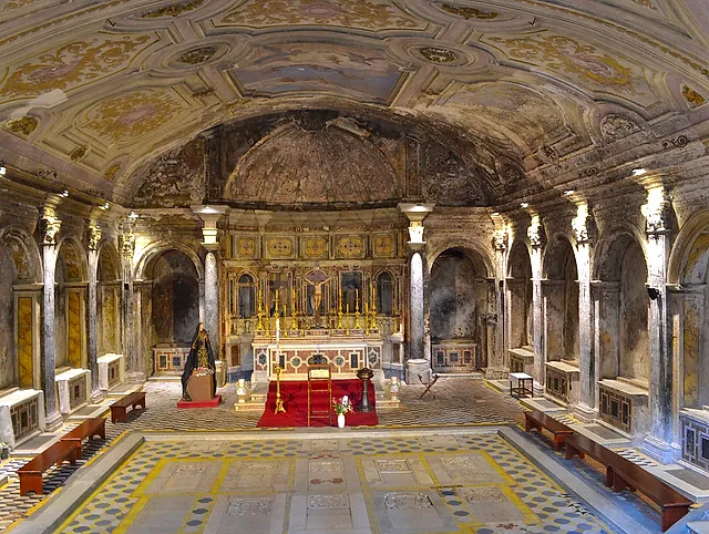 Die Kryptabasilika der Katakomben San Gaudioso unter Santa Maria della Sanità, Neapel