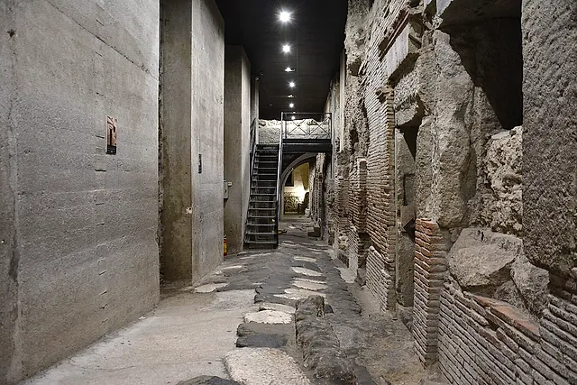 Die antike römische Marktstraße in den archäologischen Ausgrabungen unter San Lorenzo Maggiore, Neapel