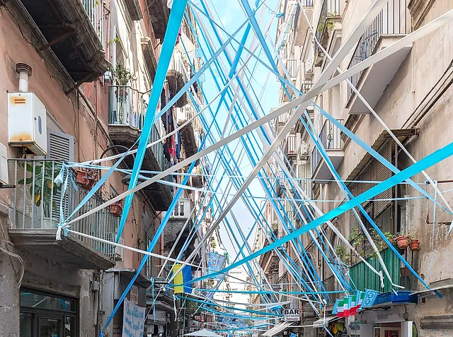 Die Via dei Tribunali in der Altstadt von Neapel, mit festlichen Bändern zwischen den Gebäuden